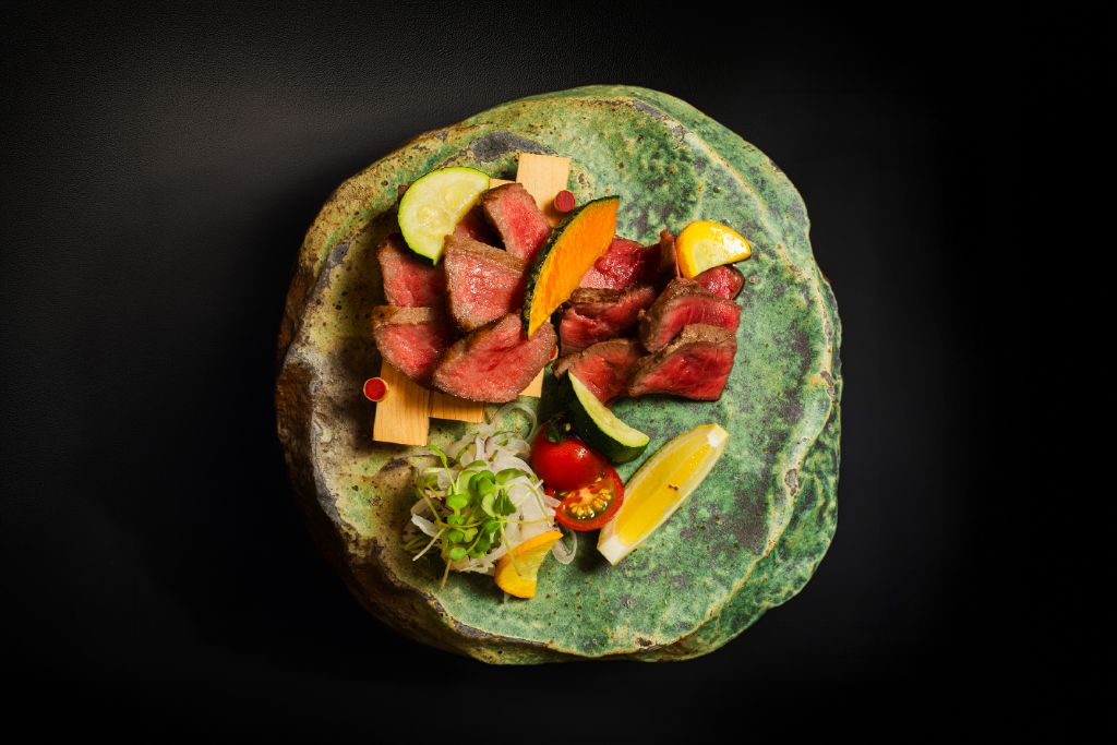和牛炭火焼き — 最後のひと手間で仕上げた一皿